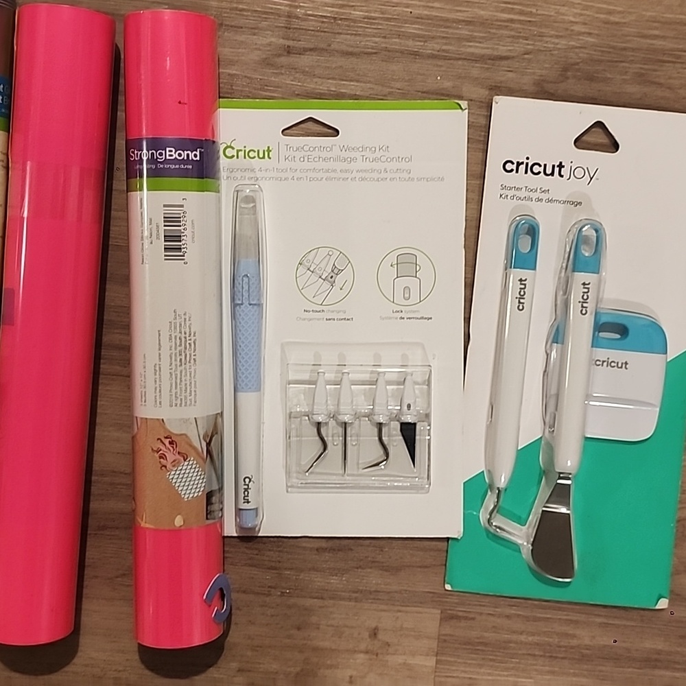 Circut starter bundle with tools - Picture 2 of 3